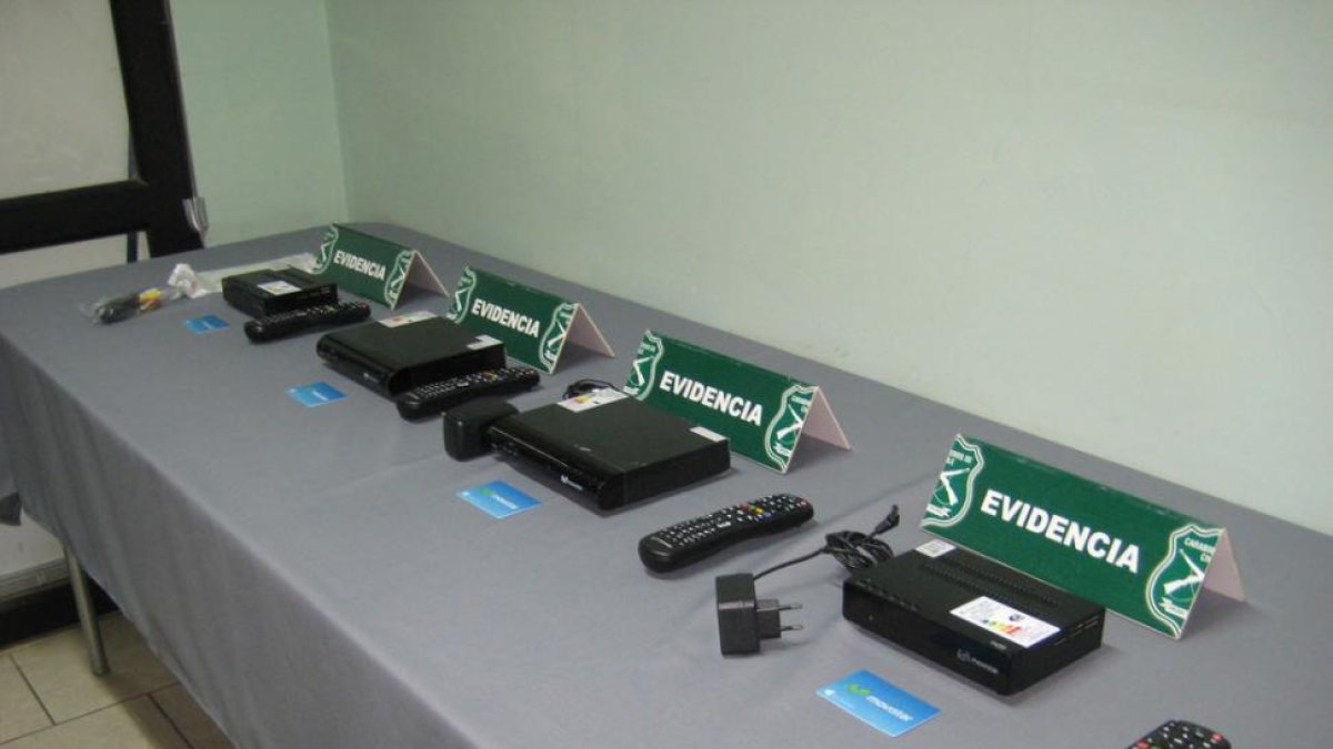 Descodificadores piratas de televisión de pago incautados en una acción de la Policía Nacional.-