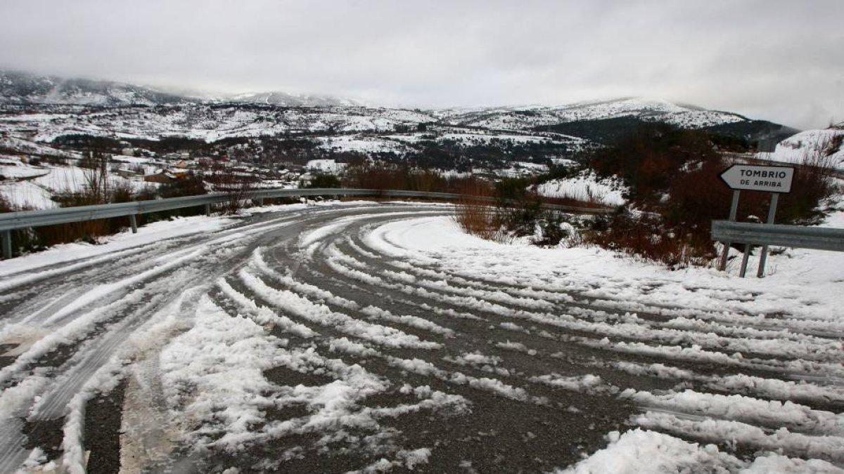 El acceso a la localidad de Tombrio de Arriba (León), desde la carretera LE-715, afectada por la nieve-Ical