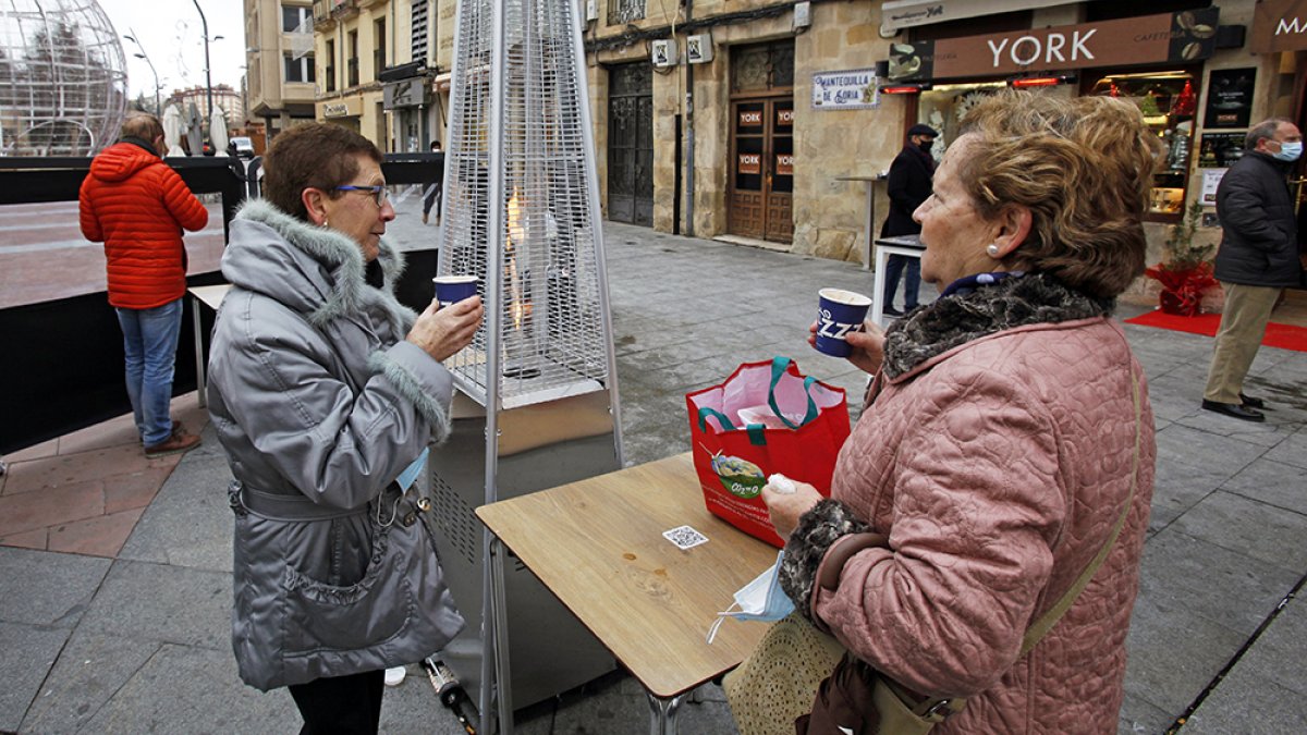 Dos personas consumen en una terraza en una imagen de archivo. MARIO TEJEDOR