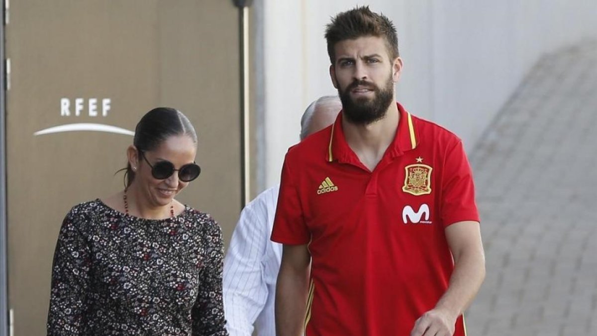 Claramunt y Piqué el pasado 4 de octubre, en que el barcelonista dio una rueda de prensa en la ciudad deportiva de la RFEF.-BALLESTEROS / EFE