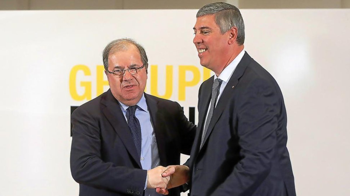 Juan Vicente Herrera saluda a José Vicente de los Mozos tras anunciar los nuevos planes el presidente de Renault.-J. M. LOSTAU