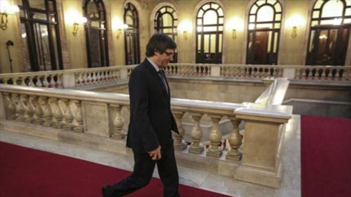 El 'president' Carles Puigdemont, en el Parlament para asistir a una sesion de control al Govern.-DANNY CAMINAL