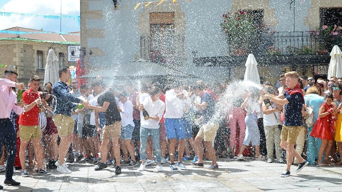 Los vecinos disfrutaron al máximo de las primeras horas de las Fiestas en honor a San Lorenzo.-R.F.