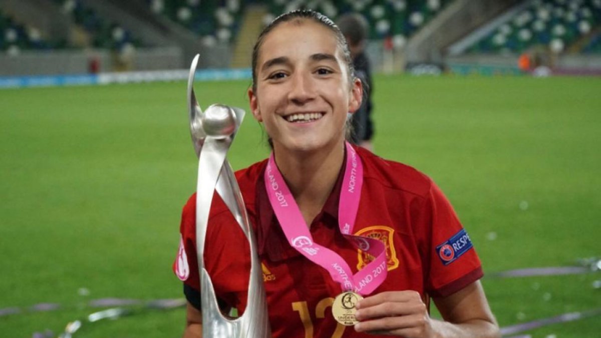 Lucía Rodríguez con el trofeo como campeona de Europa sub-19.-D.S.
