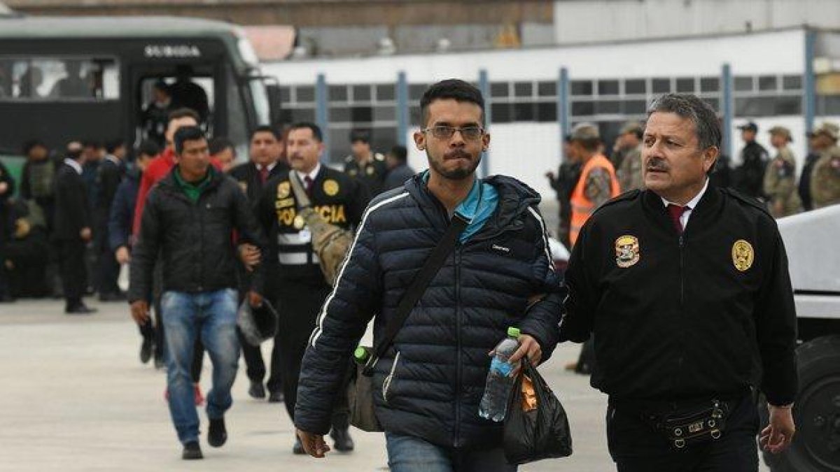 Imagen de un grupo de venezolanos que fueron expulsados del Perú por ingresar al país de manera clandestina.-MINISTERIO DEL INTERIOR DE PERÚ