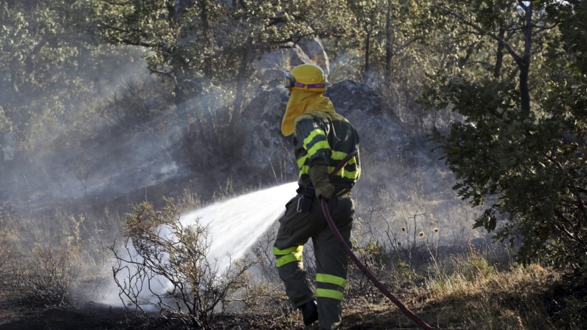 Extinción de un incendio forestal en una imagen de archivo. HDS