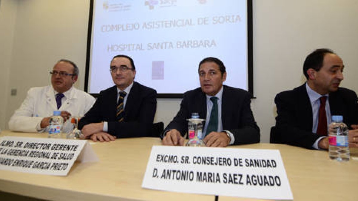 De izquierda a derecha, Enrique Delgado, Eduardo García, Antonio María Sáez y Manuel López en la reunión con personal sanitario en el hospital de Santa Bárbara. / ÁLVARO MARTÍNEZ-