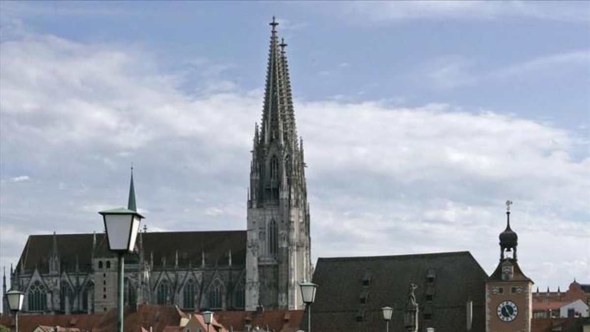 La catedral de la ciudad de Ratisbona, Regensburg en alemán. Alumnos de la escuela dependiente de la Iglesia sufrieron abusos.-AP