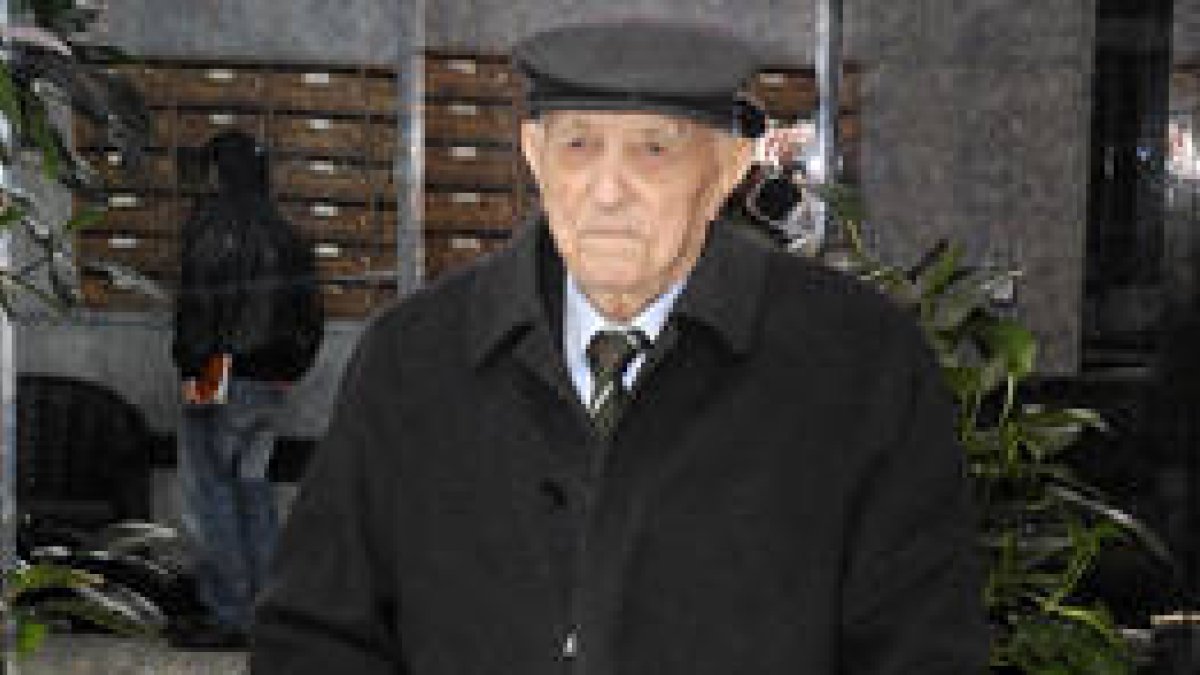 Baldomero Peralta posa ayer en la puerta de su casa en la capital soriana. / VALENTÍN GUISANDE-