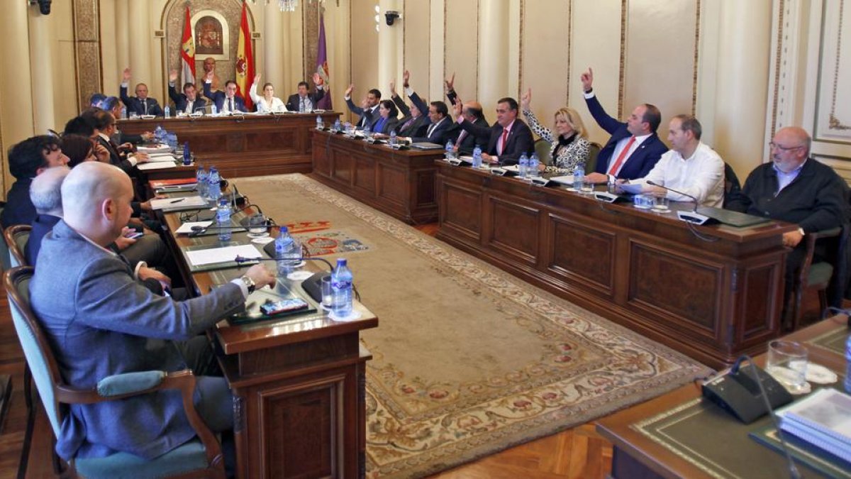 Diputados del equipo de Gobierno de la Diputación votando a favor ayer en el Pleno de Presupuestos-M.T.