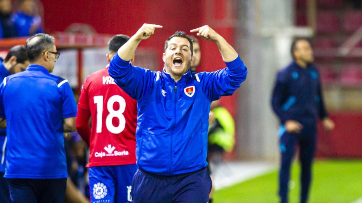 Diego Martínez expresó su malestar por el arbitraje de Tarragona en la previa del choque ante el Bilbao Athletic. MARIO TEJEDOR (90)