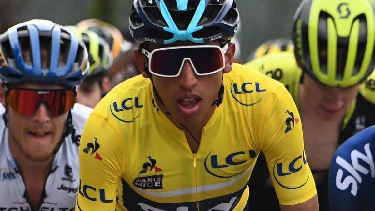 Egan Bernal, de amarillo, durante la última etapa de la París-Niza que ha ganado.-AFP