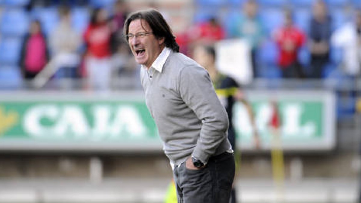 Anquela en el encuentro de la temporada pasada dirigiendo al Alcorcón en Los Pajaritos. / Valentín Guisande-
