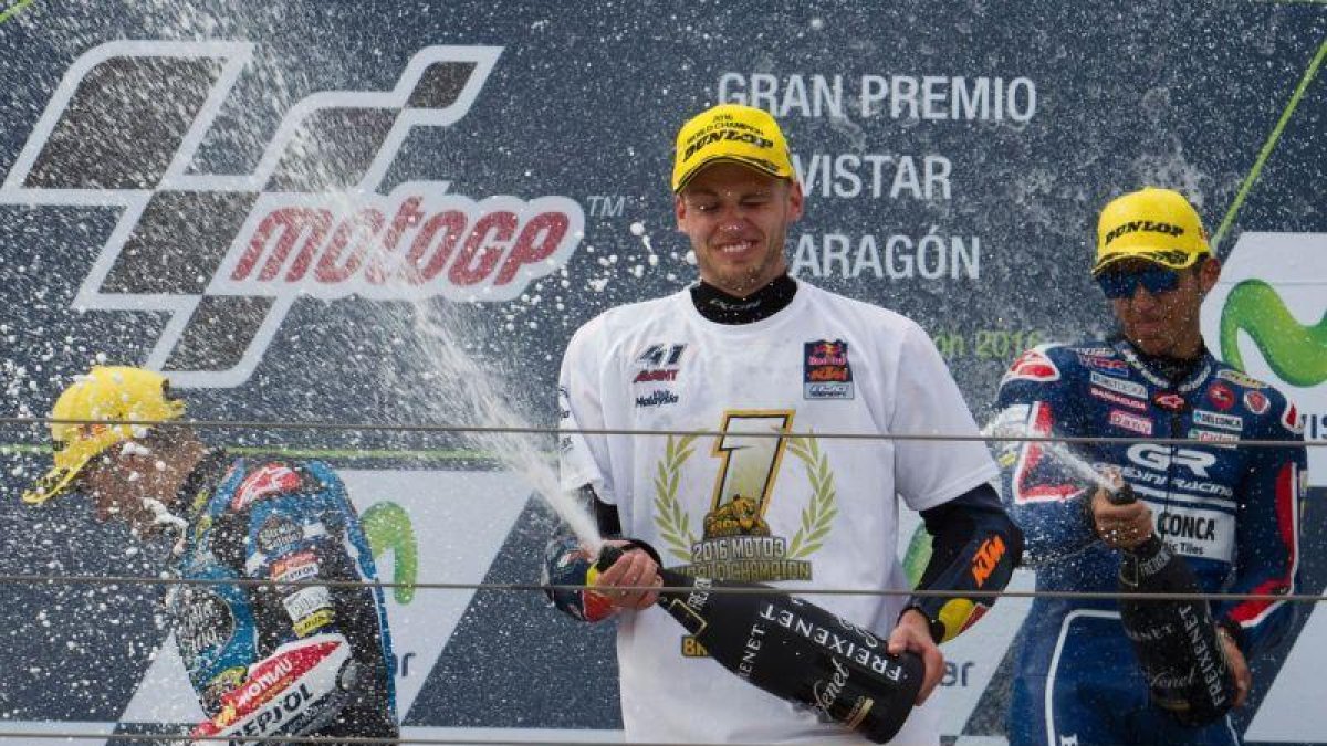 Brad Binder celebra en el podio de Motorland su campeonato mundial en Moto3.-AFP / JAIME REINA