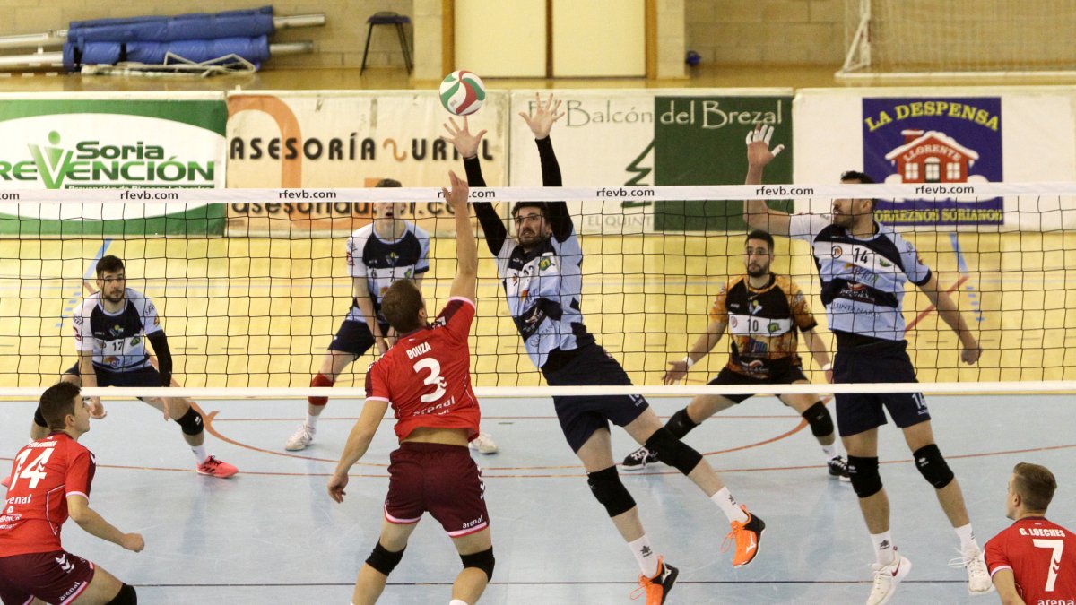 Frías bloquea el remate de Víctor Bouza en el partido de ayer entre sorianos y lucenses. Luis Ángel Tejedor.