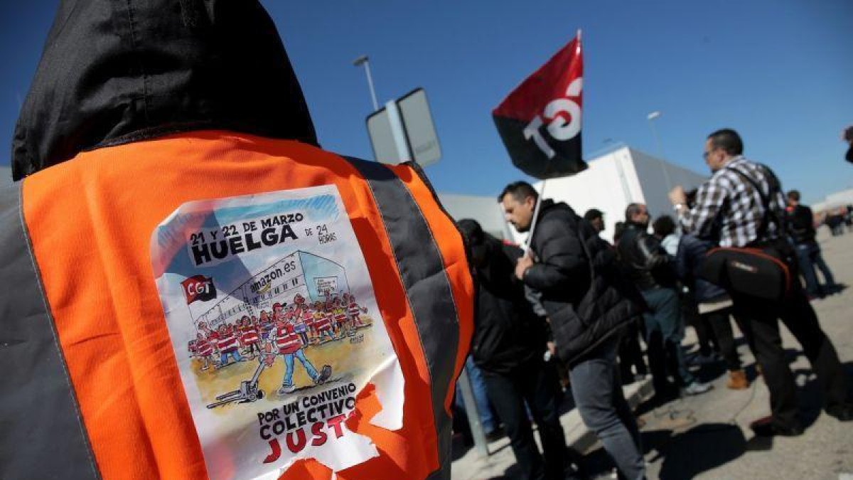 La negativa de Amazon a negociar un nuevo convenio de empresa y pasar así al sectorial provocó que los trabajadores protagonizaran la primera huelga del gigante del comercio electrónico en España.-JOSE LUIS ROCA (EL PERIÓDICO)