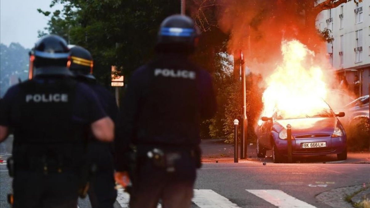 Un coche arde en Nantes-AP / FRANCK DUBRAY