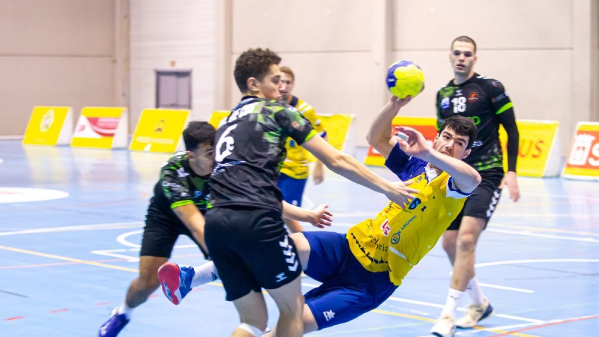Sufrido triunfo del BM Soria. MARIO TEJEDOR