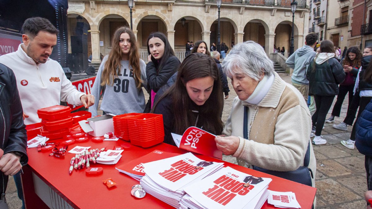 Cierre de campaña socialista en la Plaza mayor. MARIO TEJEDOR