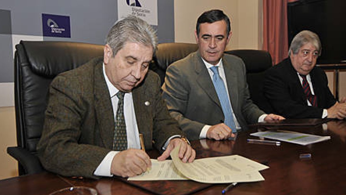 Andrés Gutiérrez Lara y Antonio Pardo durante la firma del convenio entre Federación de Caza y Diputación de Soria. / VALENTÍN GUISANDE-