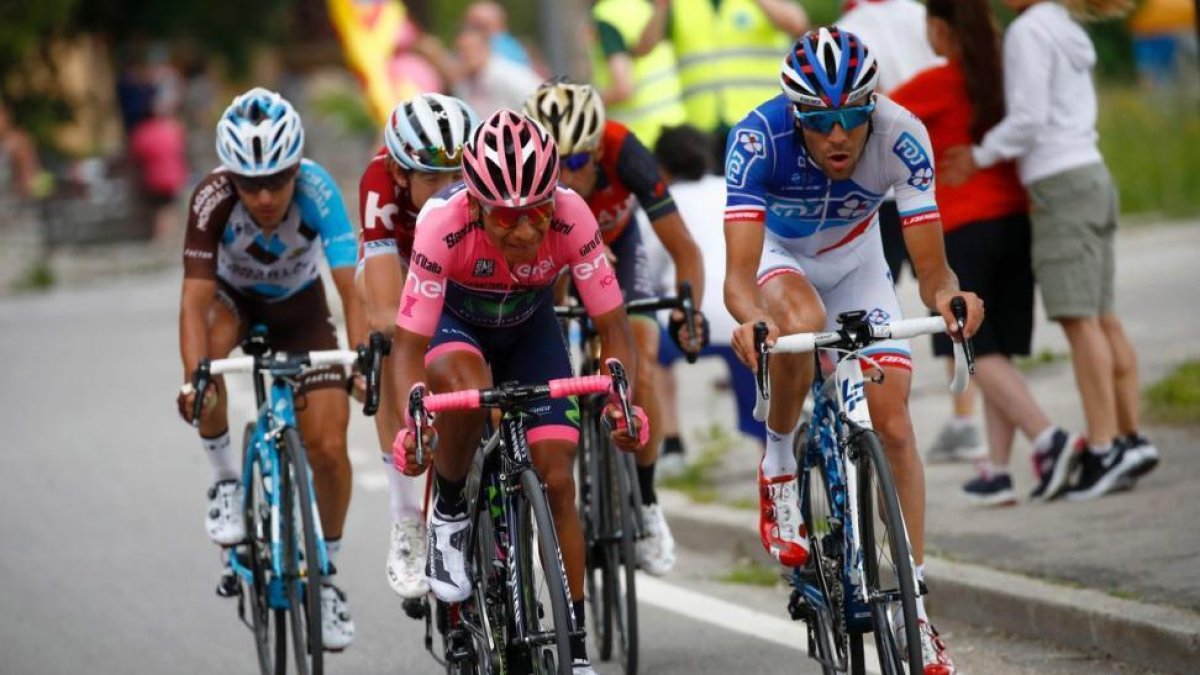 Nairo Quintana y sus acompañantes en plena ofensiva durante la penúltima etapa del Giro.-LUCA BETTINI / AFP