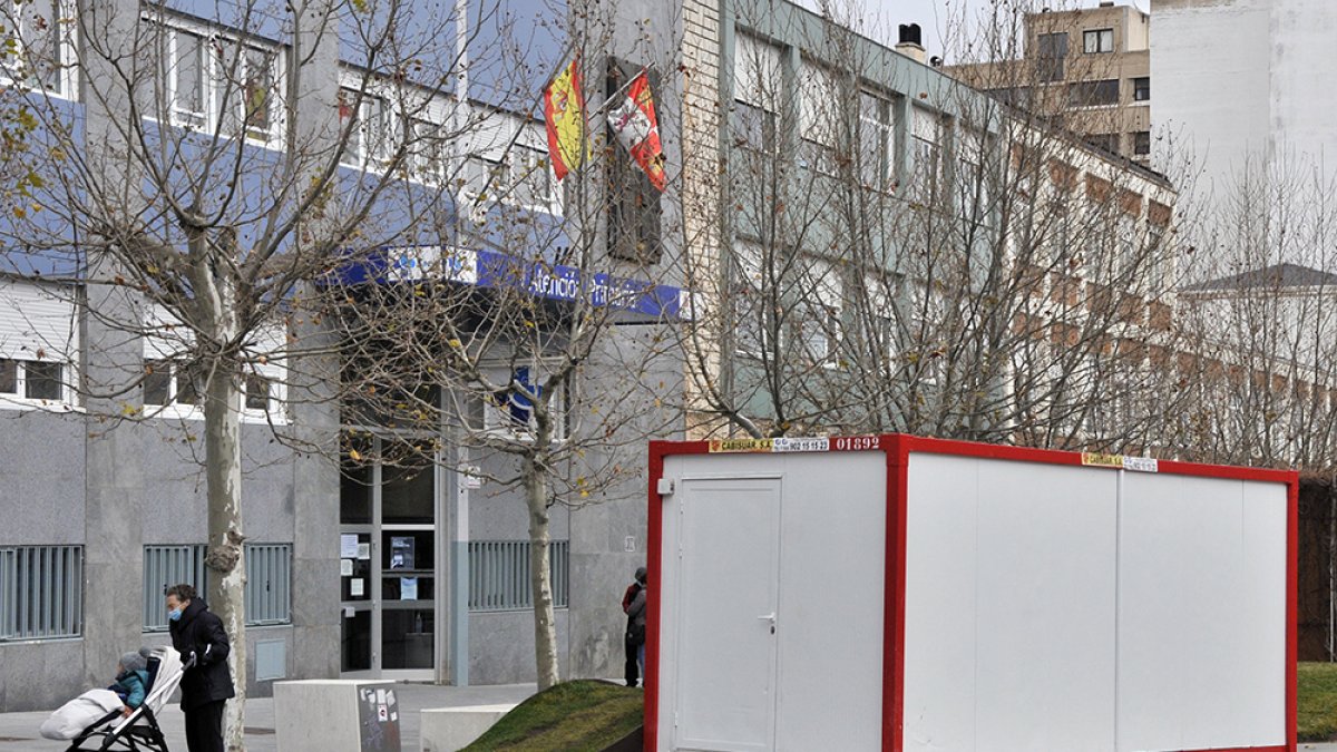 LA CASETA FRENTE AL SORIA NORTE. La Junta ha habilitado ya las casetas instaladas frente a los centros de salud Soria Norte y Soria Sur (La Milagrosa) para que los pacientes no tengan que estar a la intemperie mientras esperan su turno. En la imagen, la instalada ya en el paseo del Espolón, frente a Soria Norte. VALENTÍN GUISANDE