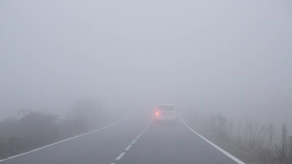 Niebla en carretera en una imagen de archivo. HDS