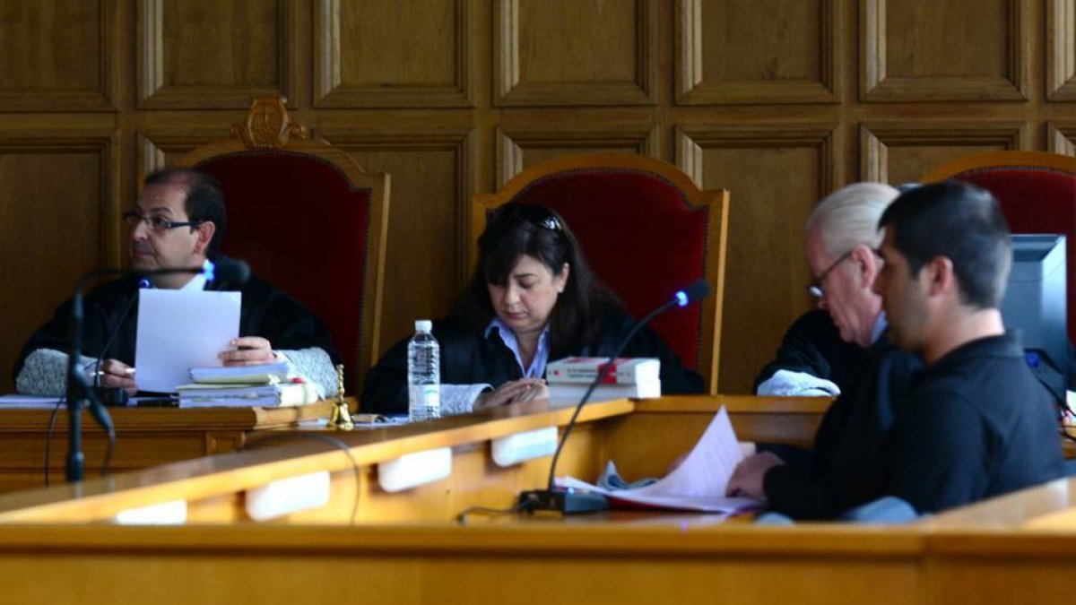 Un momento del juicio celebrado ayer en la Audiencia Provincial contra un vecino de San Leonardo.-VALENTÍN GUISANDE