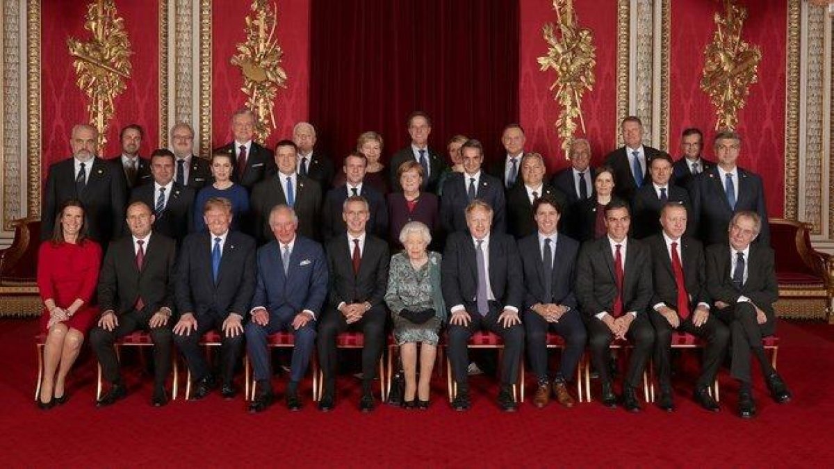 Foto de familia de algunos de los líderes de los países miembros de la OTAN, junto al secretario general de la organización, Jens Stoltenberg, y la reina Isabel II.-YUI MOK / POOL