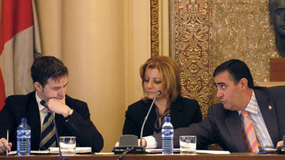 Pardo habla con López durante el Pleno en presencia de Pérez. / ÁLVARO MARTÍNEZ-