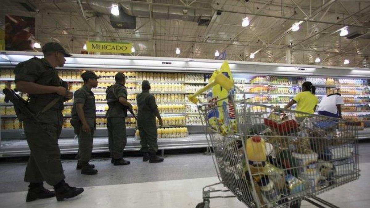 El salario mínimo mensual llegó a su punto más bajo en la historia del país al equivaler a 2,73 dólares.-AP