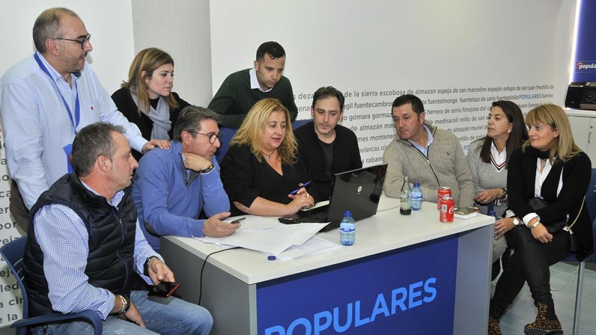 Los populares siguiendo el escrutinio en la sede-V. GUISANDE