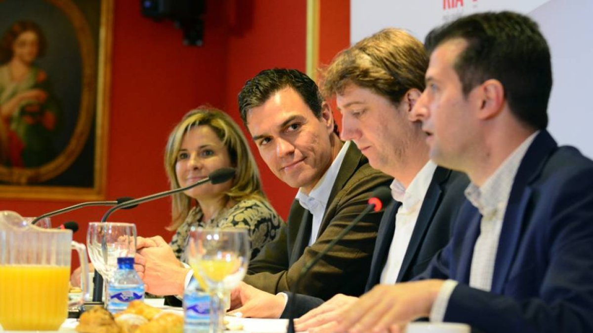 Esther Pérez, Pedro Sánchez, Carlos Martínez y Luis Tudanca, ayer, durante el desayuno informativo en Soria.-ÁLVARO MARTÍNEZ