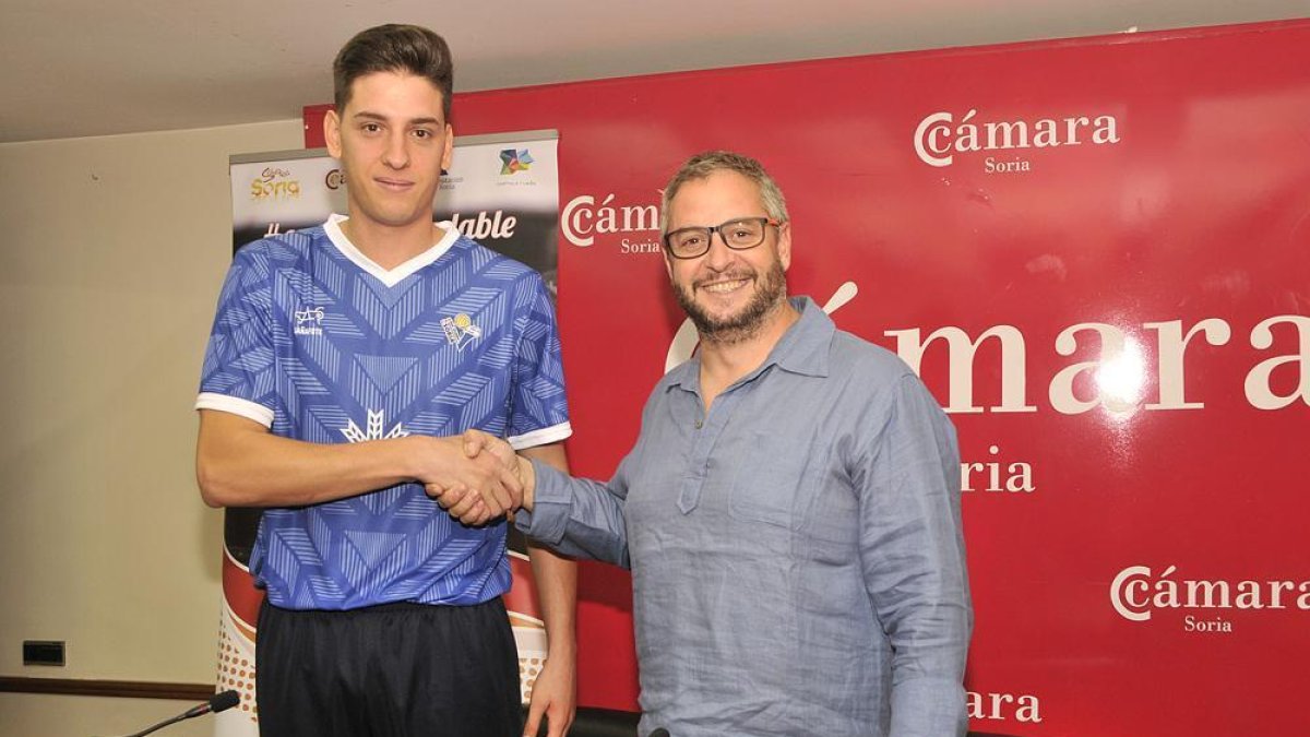 Víctor Méndez junto al presidente del Río Duero, Alfredo Cabrerizo, ayer, en su presentación como jugador celeste.-VALENTÍN GUISANDE
