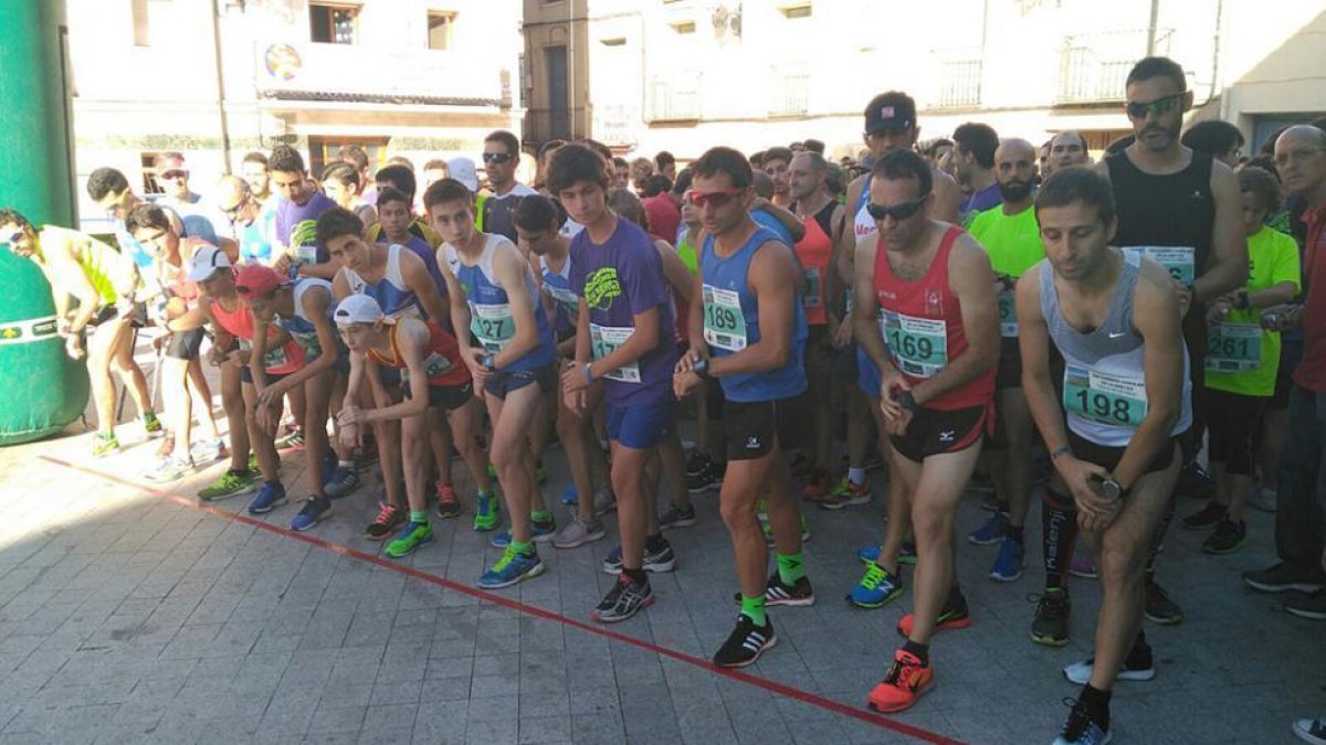 La Carrera de La Amistad celebró ayer su octava edición en la localidad olvegueña.-Raúl Alonso