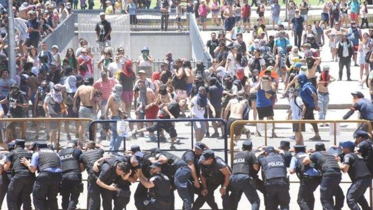 Enfrentamientos en la ciudad de Mendoza en Argentina.-EFE