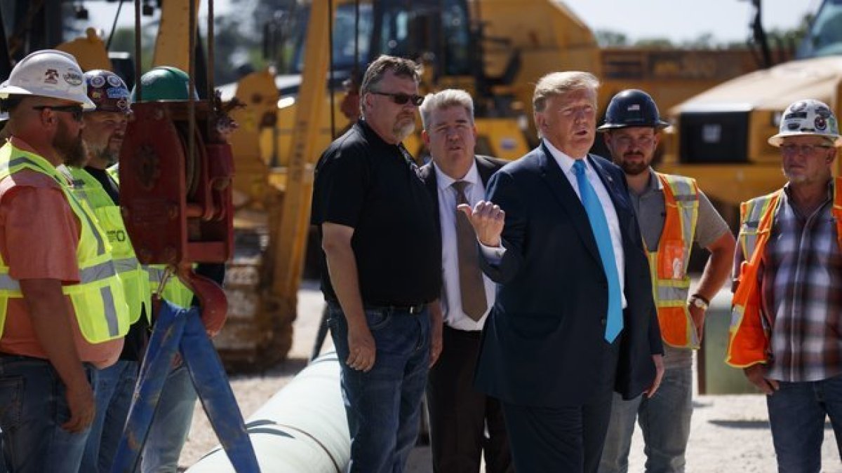 El presidente de los Estados Unidos, Donald Trump, en una visita a oleoductos.-AP