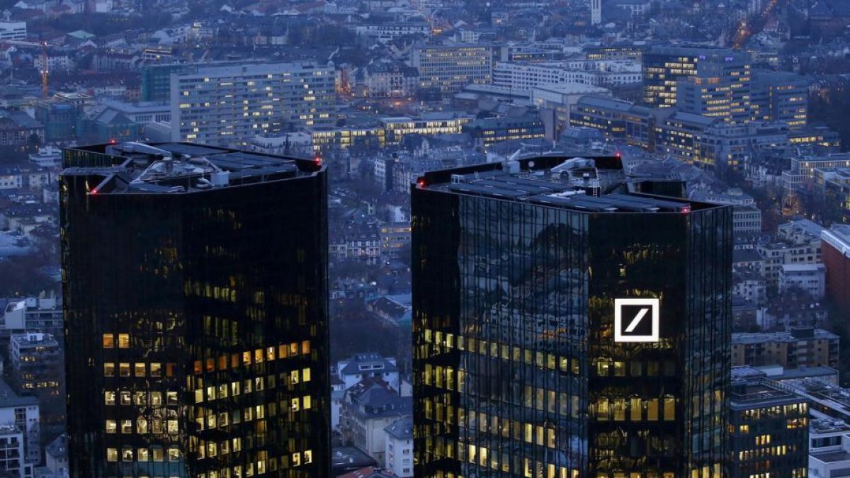 HNA reduce su participación en el Deutsche Bank, pasando de alrededor del 10% a tener aproximadamente el 8,8%.-KAI PFAFFENBACH (REUTERS)