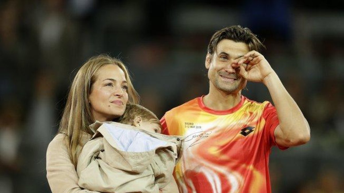 David Ferrer, junto a su mujer e hijo, en Madrid.-AP