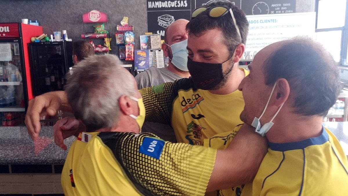 Abrazo de Carlos Heras con dos seguidores del BM Soria. J.A.U.