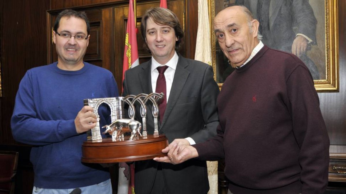 José Antonio Lagunas, Carlos Martínez Mínguez y Carlos Mugarza, ayer en la presentación de la entrega de trofeos taurinos.-VALENTÍN GUISANDE
