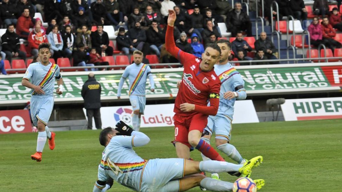 Julio Álvarez jugaba ante el Rayo Vallecano en marzo de 2017 su último partido con el Numancia.-HDS