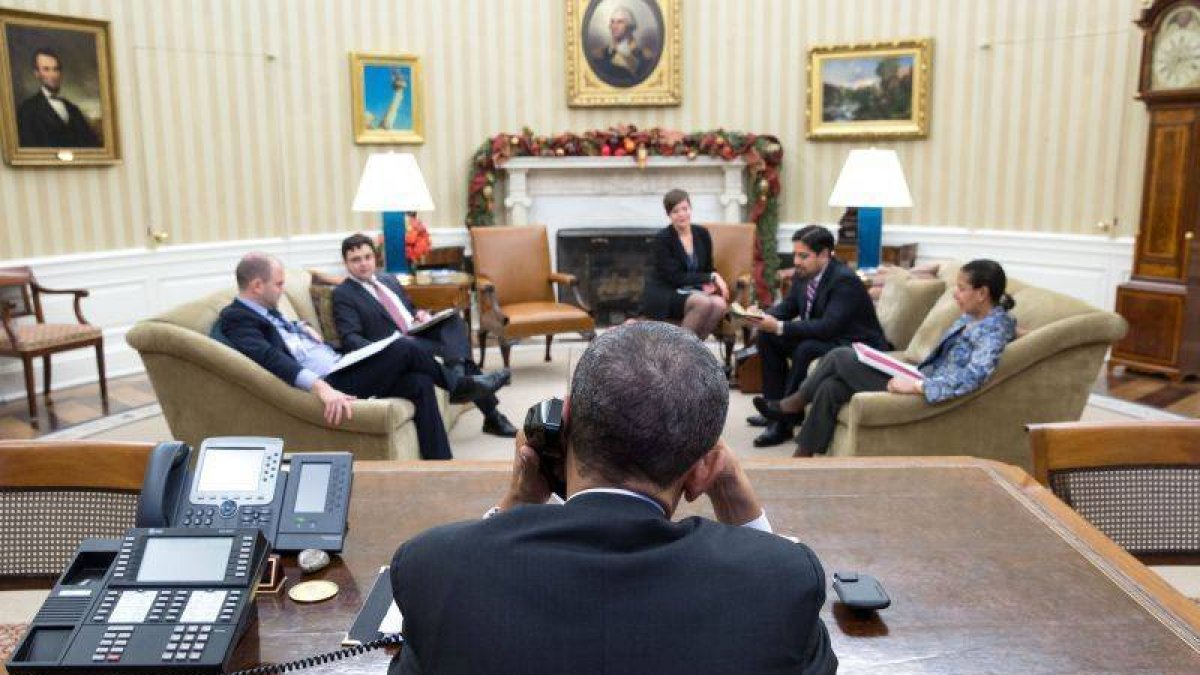 El presidente Obama durante su conversación con Raúl Castro, ayer.-Foto: AFP