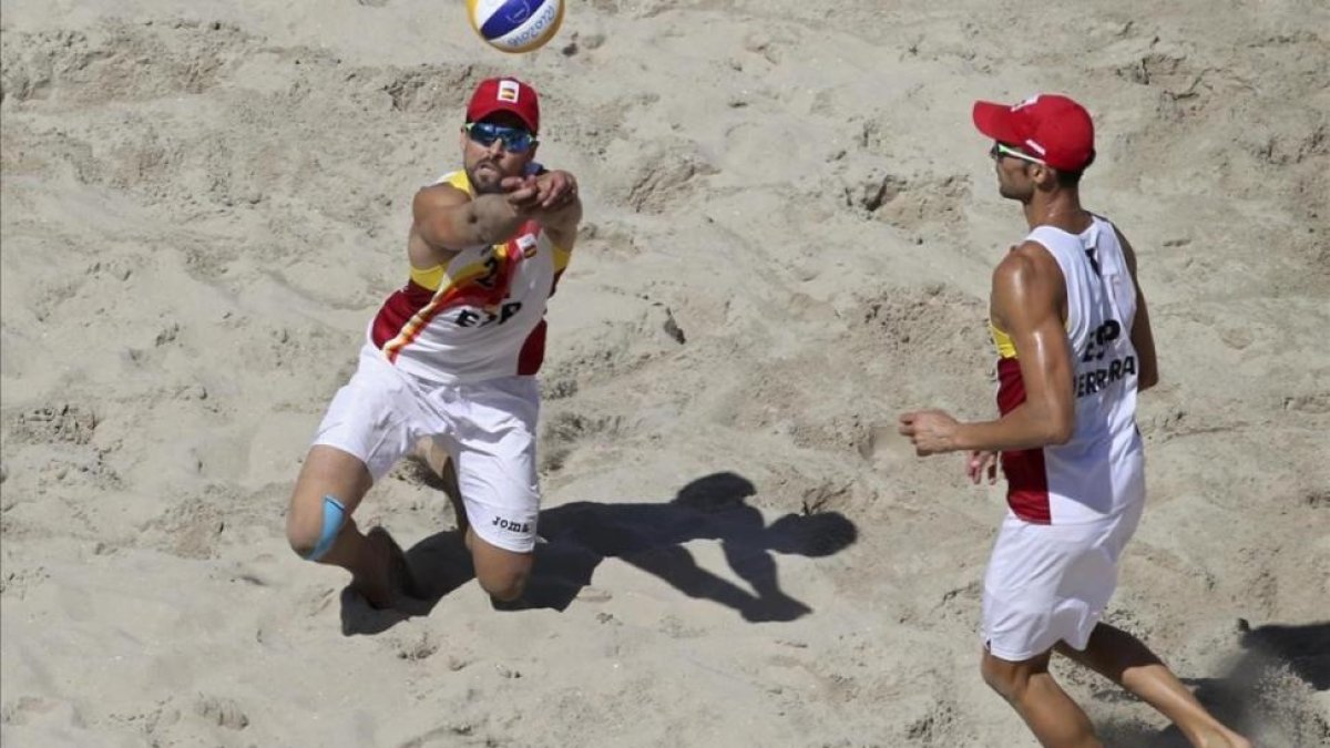 Gavira y Herrera, en Copacabana.-REUTERS / TONY GENTILE