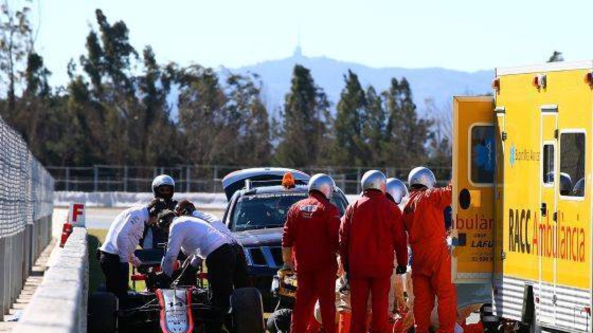 Fernando Alonso, recibe asistencia médica tras el accidente.-GETTY