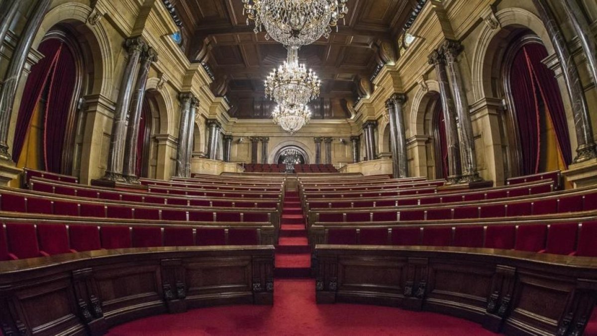 Vista del hemiciclo del Parlament vacío.-/ FERRAN SENDRA