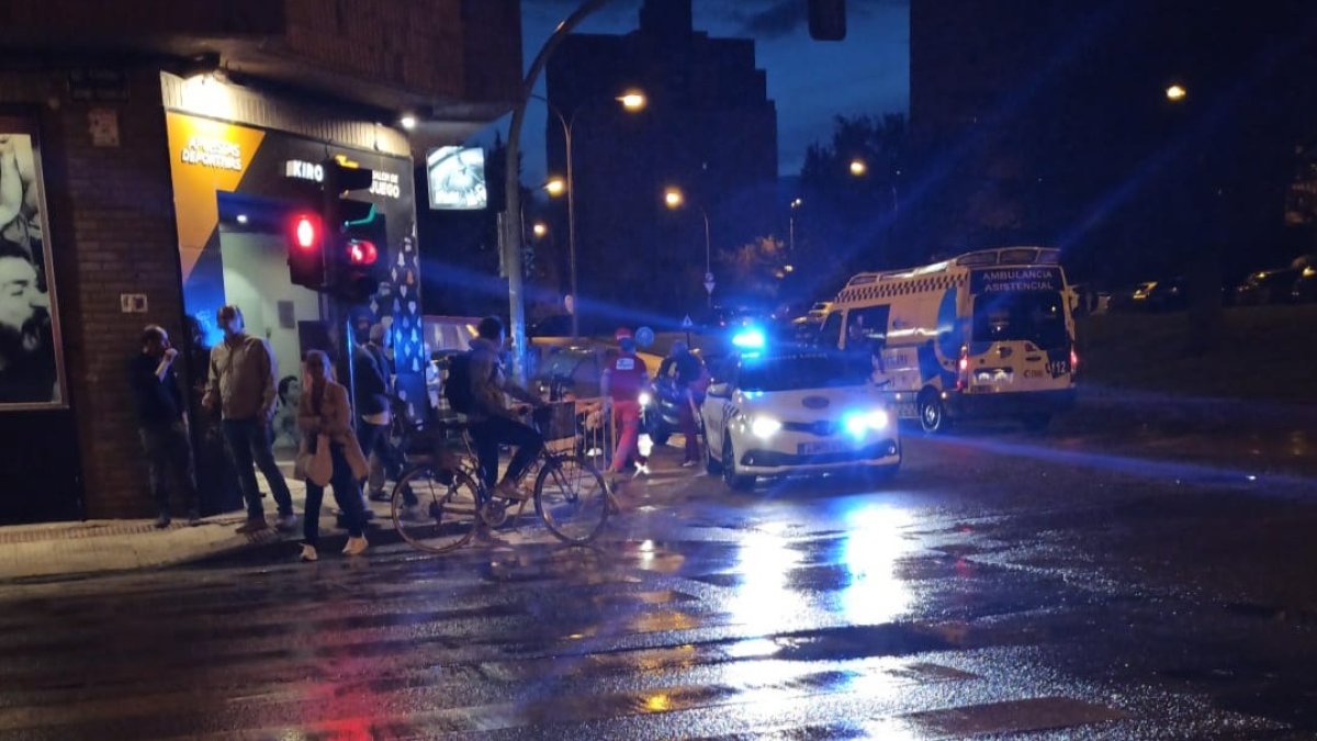 Policía Local y una ambulancia atienden al herido en el lugar de los hechos. HDS