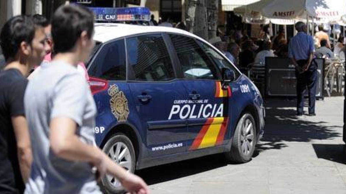 Una patrulla de la Policía Nacional, en una imagen de archivo. / VALENTÍN GUISANDE-