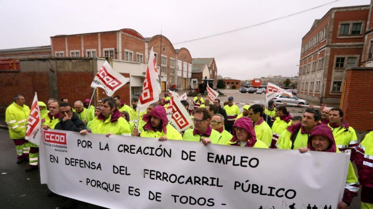 Una treintena trabajadores se concentra a la puerta de entrada de los talleres de Renfe de Valladolid, para protestar por el retraso reiterado en el traslado a las nuevas instalaciones ubicadas en el Páramo de San Isidro-ICAL