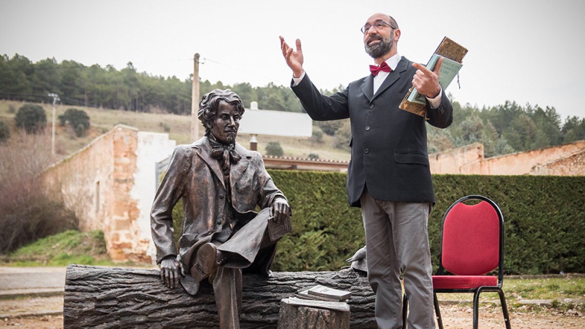 Presentación de la escultura de Bécquer junto al Centro de Recepción de Visitantes.-GM